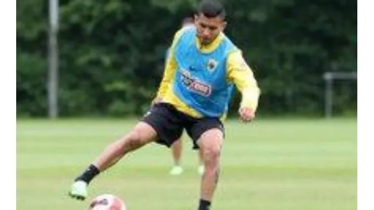 Orbelín Pineda en una de sus primeras prácticas con AEK Atenas.