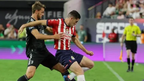 Santiago Ormeño en su debut con Chivas ante Juventus.