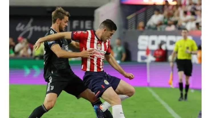 Santiago Ormeño en su debut con Chivas ante Juventus.