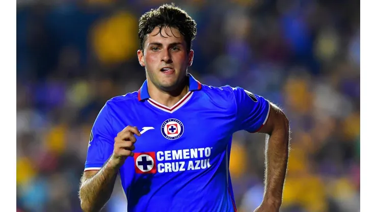 Santiago Giménez podría dejar a Cruz Azul a tres años de su debut.