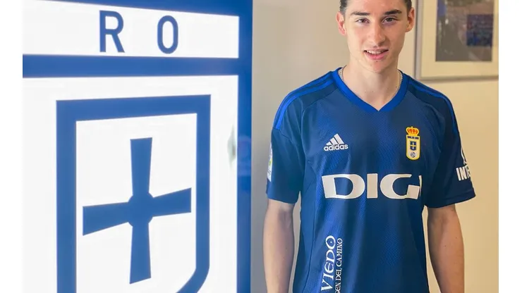 Marcelo Flores fue presentado como nuevo jugador del Real Oviedo.