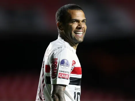 Dani Alves envía mensaje a Pumas y lanza promesa a México desde el avión