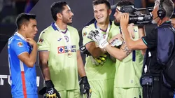 Jesús Corona y Sebastián Jurado con Carlos Rodríguez y Andrés Gudiño tras ganar Supercopa de la Liga.