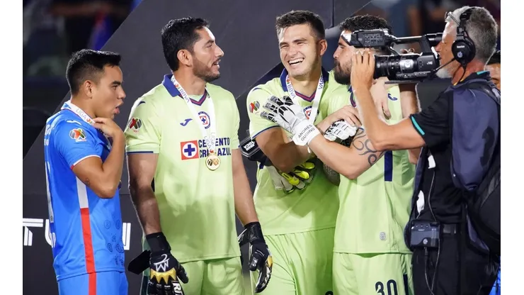 Jesús Corona y Sebastián Jurado con Carlos Rodríguez y Andrés Gudiño tras ganar Supercopa de la Liga.