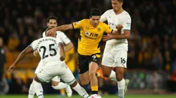 Rodri en duelo contra Raúl Jiménez en la Premier League.