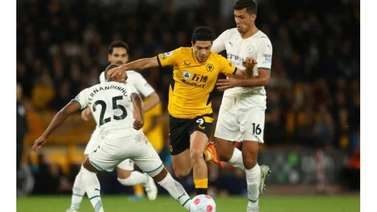 Rodri en duelo contra Raúl Jiménez en la Premier League.