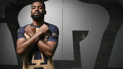 Diogo de Oliveira en el estreno del uniforme de Pumas para la temporada 2022-23.