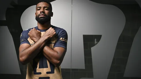 Diogo de Oliveira en el estreno del uniforme de Pumas para la temporada 2022-23.