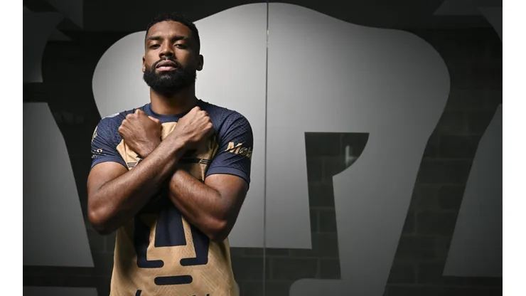 Diogo de Oliveira en el estreno del uniforme de Pumas para la temporada 2022-23.