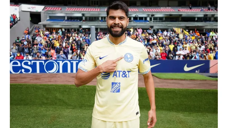 Néstor Araujo en su presentación como refuerzo del América.
