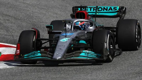 Mercedes se quejó de la sanción a Russell por el choque a Checo