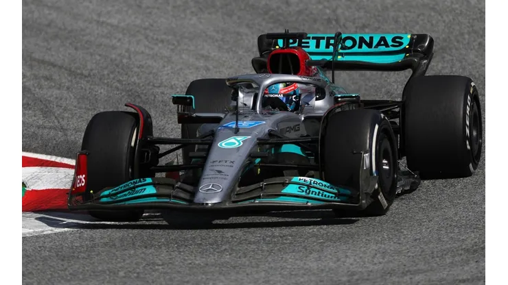 Mercedes se quejó de la sanción a Russell por el choque a Checo