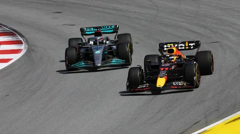 Video: Russell chocó a Checo y lo sacó del GP