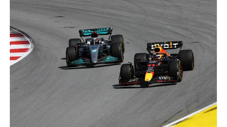 Video: Russell chocó a Checo y lo sacó del GP