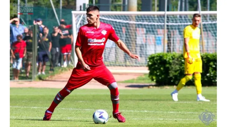 Johan Vásquez en acción con Cremonese.