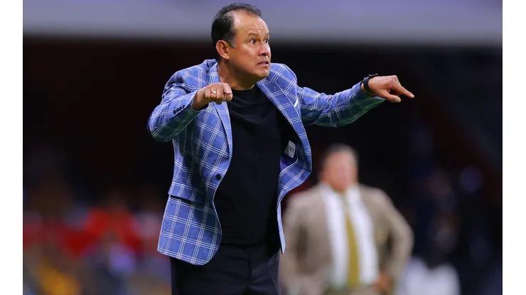 Juan Reynoso pone a Cruz Azul contra las cuerdas