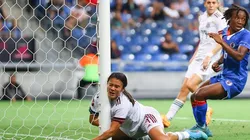 Rebeca Bernal, al momento de impactar con el poste de la portería haitiana.