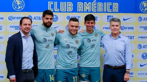 Los presidentes Santiago Baños y Héctor González Iñárritu con los refuerzos Néstor Araujo, Jonathan Rodríguez y Jurgen Damm.