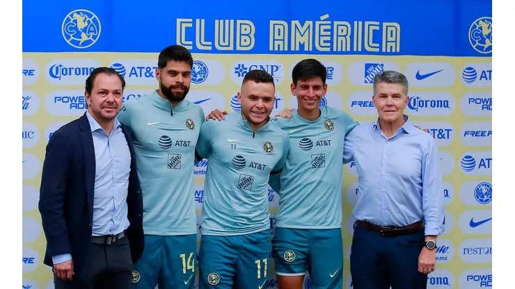 Los presidentes Santiago Baños y Héctor González Iñárritu con los refuerzos Néstor Araujo, Jonathan Rodríguez y Jurgen Damm.
