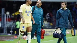 Roger Martínez lesionado en el partido contra el Atlas.