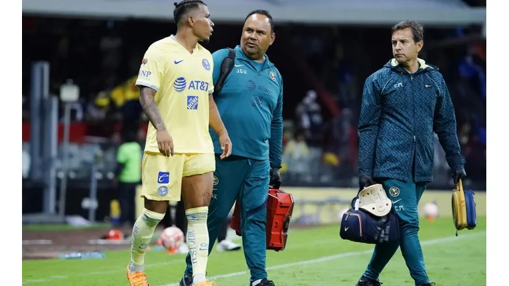 Roger Martínez lesionado en el partido contra el Atlas.