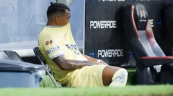 Roger Martínez salió lesionado ante Atlas.