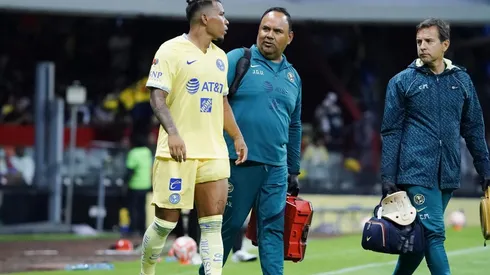 Roger Martínez se retiró lesionado del partido ante Atlas.