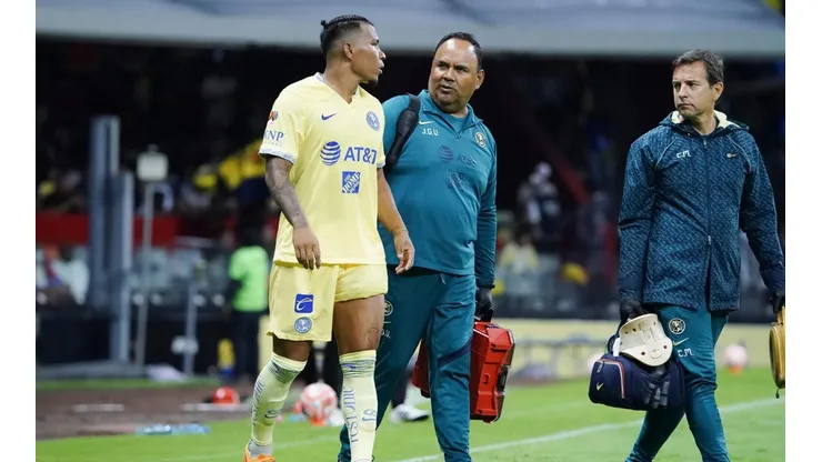 Roger Martínez se retiró lesionado del partido ante Atlas.