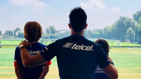 Fernando del Solar con sus hijos Luciano y Paolo, también aficionados de Cruz Azul.