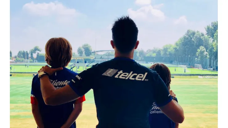 Fernando del Solar con sus hijos Luciano y Paolo, también aficionados de Cruz Azul.