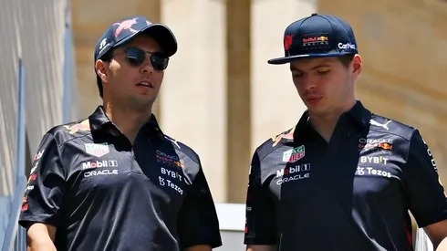 Sergio Pérez y Max Verstappen van por Silverstone.