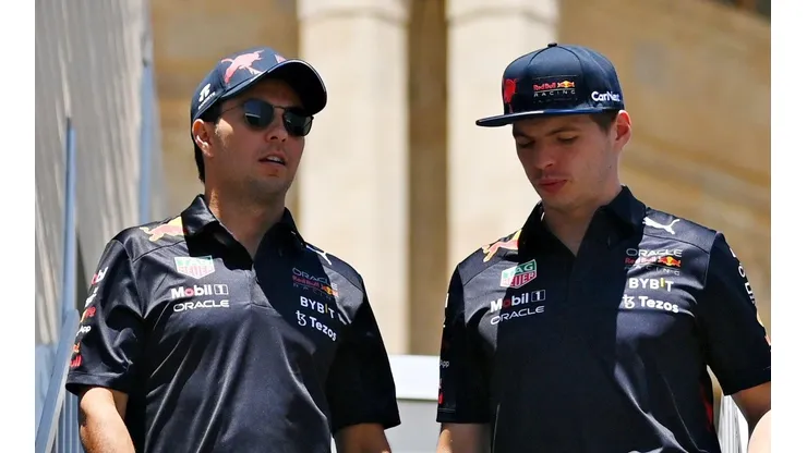 Sergio Pérez y Max Verstappen van por Silverstone.