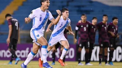 La selección de Guatemala pasó sobre la de México que falló cinco penaltis, uno en el partido.