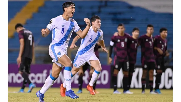 La selección de Guatemala pasó sobre la de México que falló cinco penaltis, uno en el partido.