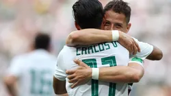 Chicharito habría convencido a Vela para continuar en la MLS
