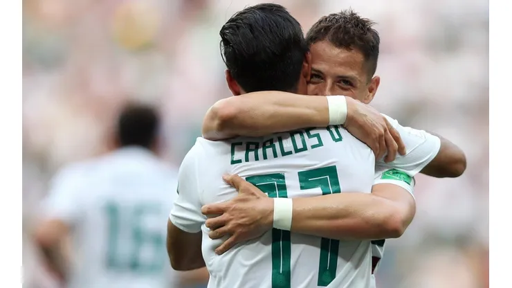 Chicharito habría convencido a Vela para continuar en la MLS