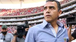 Ricardo Cadena presiona a Orbelín Pineda.