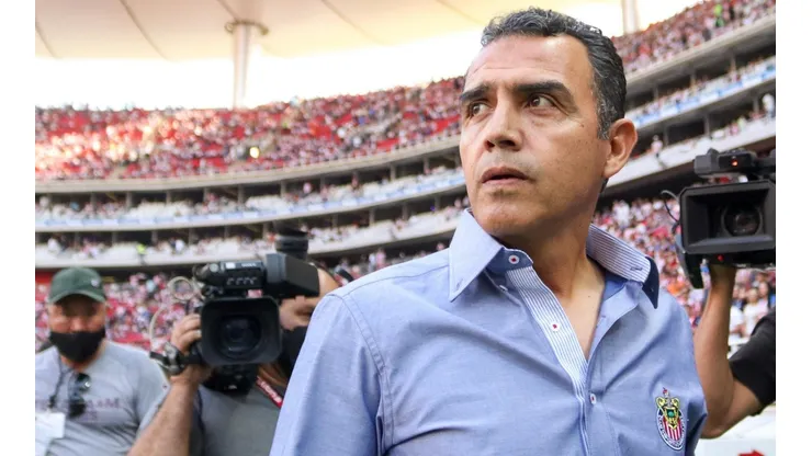 Ricardo Cadena presiona a Orbelín Pineda.