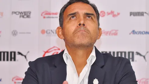 Cadena presiona a Orbelín Pineda.