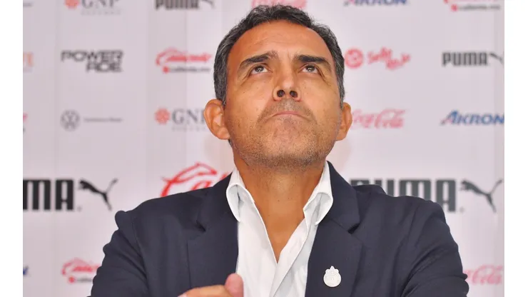 Cadena presiona a Orbelín Pineda.