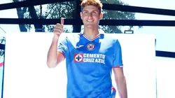 Santiago Giménez en la presentación del uniforme de Cruz Azul para la temporada 2022-23.