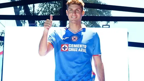 Santiago Giménez en la presentación del uniforme de Cruz Azul para la temporada 2022-23.