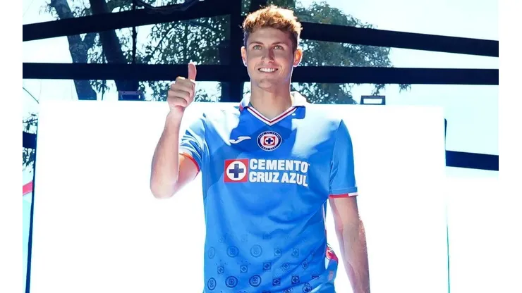 Santiago Giménez en la presentación del uniforme de Cruz Azul para la temporada 2022-23.