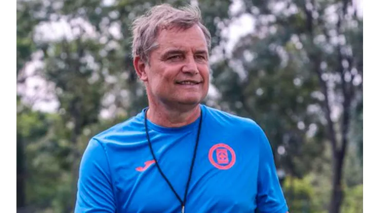 La deuda de Cruz Azul con Juan Reynoso que perjudica a Diego Aguirre