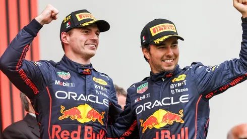 Checo Pérez y Verstappen van por los títulos del 2022.