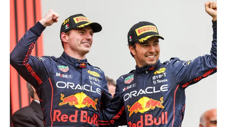 Checo Pérez y Verstappen van por los títulos del 2022.