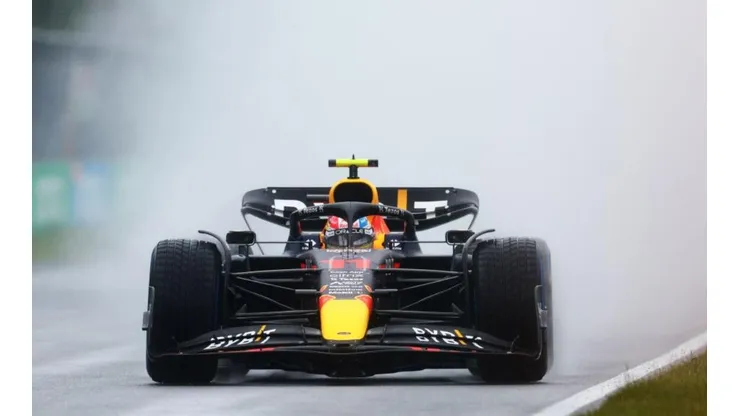 Checo Pérez chocó y saldrá 13º mañana al medio día.