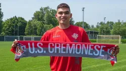Johan Vásquez en el anuncio de su fichaje por el Cremonese.
