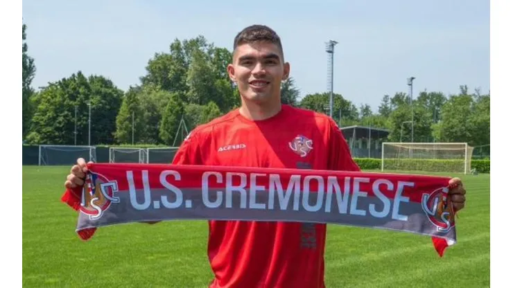 Johan Vásquez en el anuncio de su fichaje por el Cremonese.