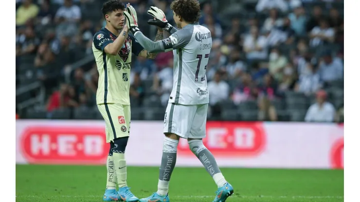 Jorge Sánchez y Guillermo Ochoa en el Clausura 2022 (foto: Imago7)